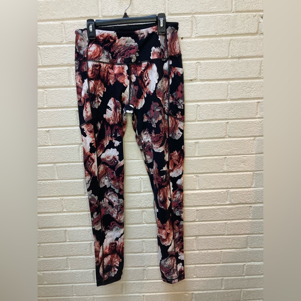 Women’s medium Victoria’s Secret Knockout leggings